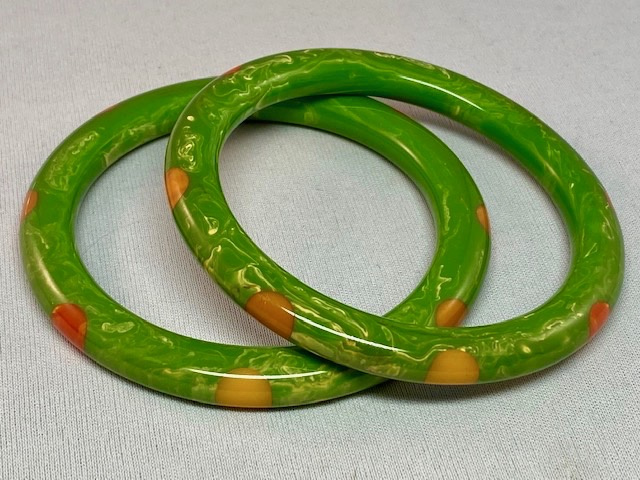 SZ22 Shultz matching pair of green dotted bakelite bangle